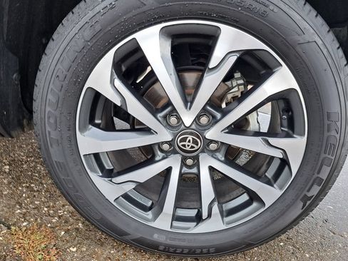 Used 2025 Toyota Corolla Cross XLE FWD image 27