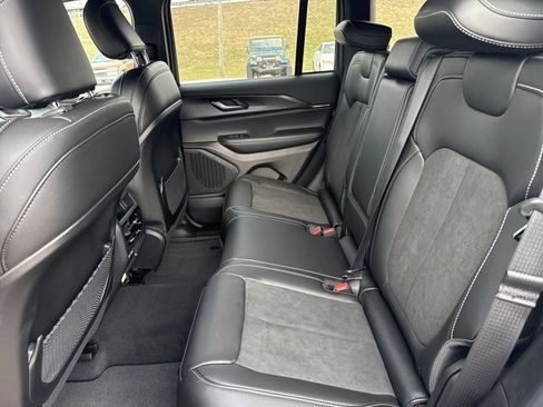 New 2025 Jeep Grand Cherokee Altitude image 6
