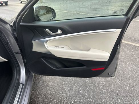 Used 2025 Genesis G70 2.5T image 14