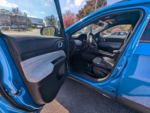 Used 2025 Jeep Compass Latitude image 8