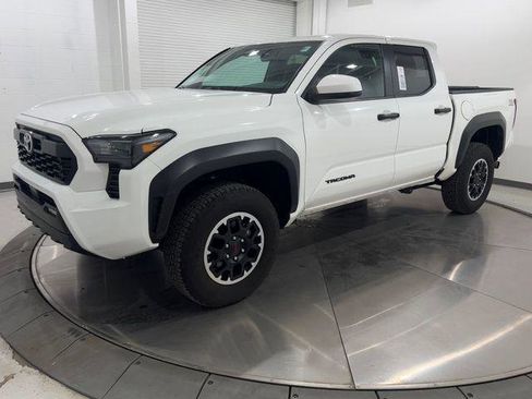 Certified 2025 Toyota Tacoma TRD Off-Road AWD/4WD image 1