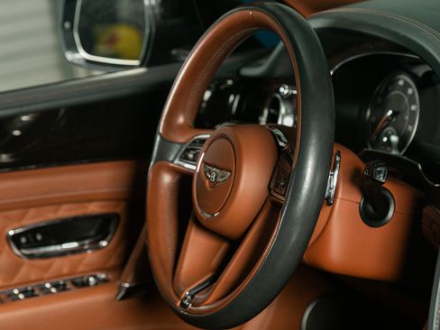 Used 2019 Bentley Bentayga image 24