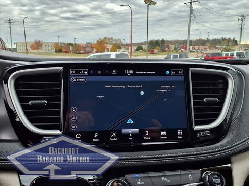 Used 2024 Chrysler Pacifica Select image 34