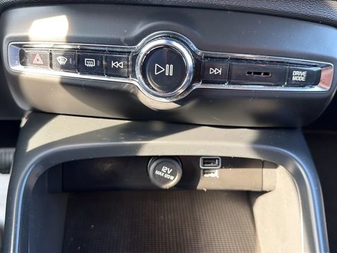 Used 2022 Volvo XC40 T4 Momentum FWD image 19