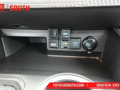 Used 2021 Toyota Highlander XLE AWD/4WD image 18