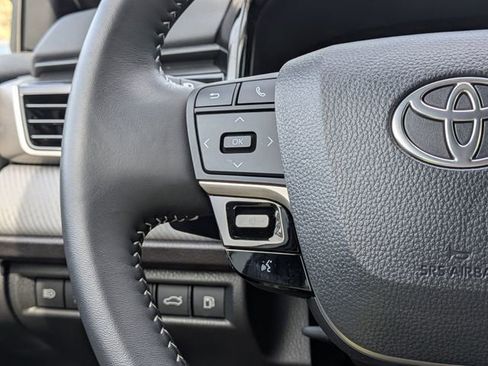 Used 2025 Toyota Camry SE image 28