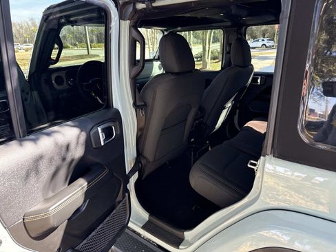 Used 2024 Jeep Wrangler Sahara image 11