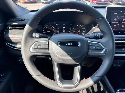Used 2025 Jeep Compass Trailhawk AWD/4WD image 17
