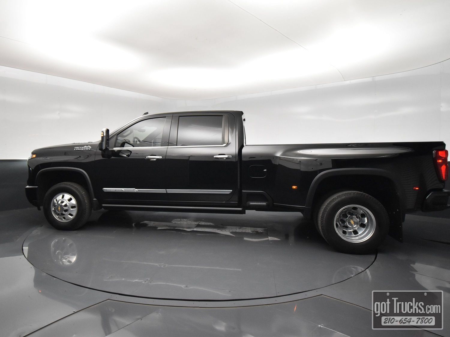 Used 2024 Chevrolet Silverado 3500 High Country w/ High Country Premium Package AWD/4WD image 3