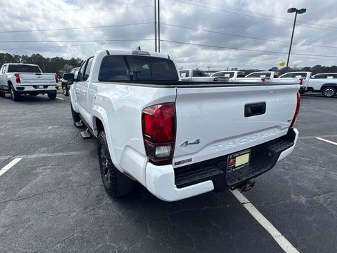 Used 2022 Toyota Tacoma SR5 w/ Technology Package image 8
