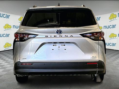 Used 2024 Toyota Sienna XLE image 5