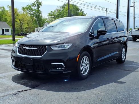 Used 2025 Chrysler Pacifica Select FWD image 3