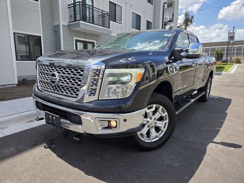 Used 2017 Nissan Titan SL image 1