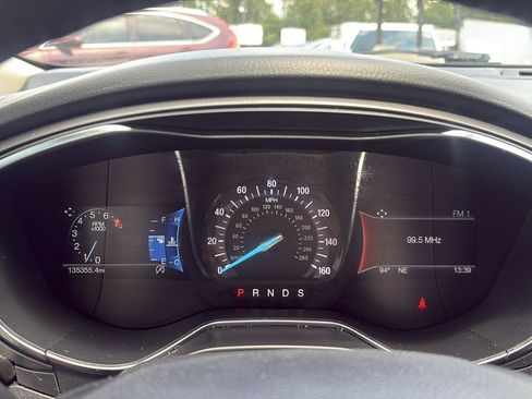 Used 2017 Ford Fusion SE w/ Fusion SE Technology Package FWD image 10
