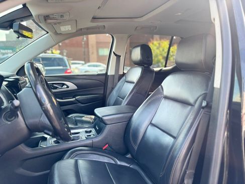 Used 2021 Chevrolet Traverse LT w/ LT Premium Package AWD/4WD image 8
