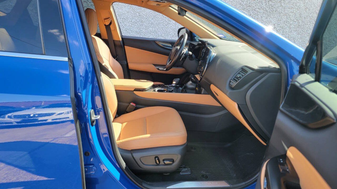 Used 2025 Lexus NX 250 FWD w/ Accessory Package (2T) image 11