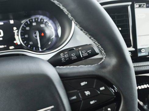Used 2025 Chrysler Pacifica Limited FWD image 28
