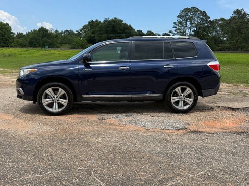 Used 2011 Toyota Highlander Limited w/ Tow Pkg FWD image 2