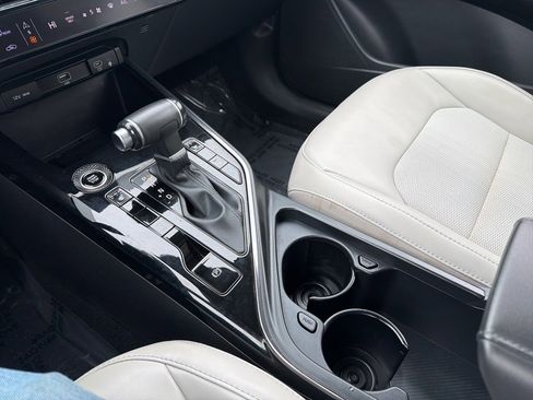 Used 2023 Kia Niro EX image 27