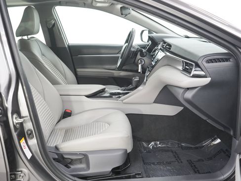 Used 2019 Toyota Camry SE FWD image 11