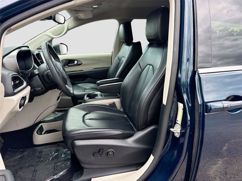 Used 2023 Chrysler Pacifica Touring-L FWD image 20