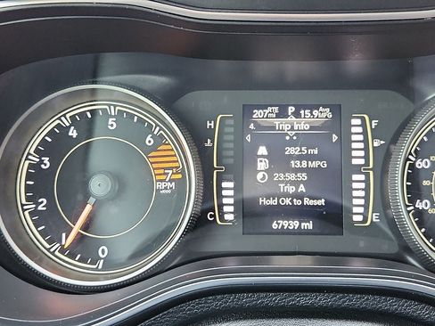 Used 2019 Jeep Cherokee Latitude w/ Popular Appearance Group FWD image 27