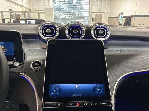 Used 2025 Mercedes-Benz GLC 300 GLC 300 image 16