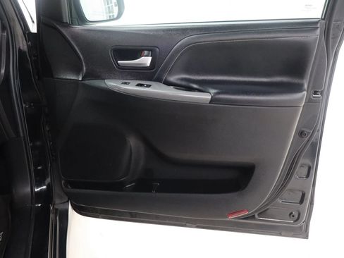 Used 2017 Toyota Sienna SE Premium FWD image 24
