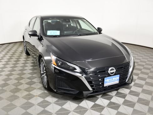 Used 2024 Nissan Altima 2.5 SV FWD image 3