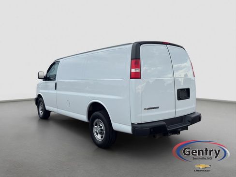 Used 2018 Chevrolet Express 2500 w/ Driver Convenience Package RWD image 4