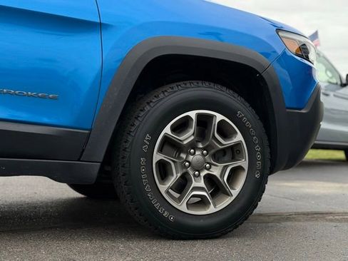 Used 2020 Jeep Cherokee Trailhawk w/ Cold Weather Group AWD/4WD image 38