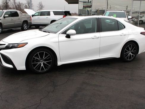 Used 2022 Toyota Camry SE w/ Cold Weather Package image 16