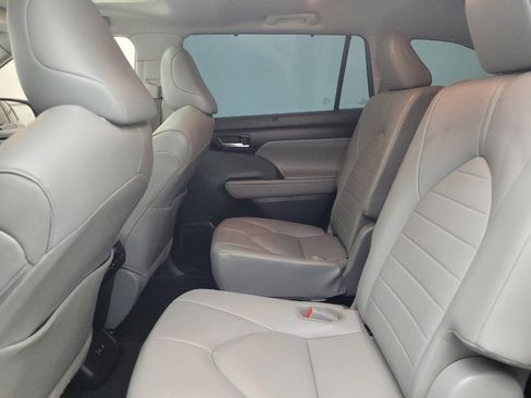 Used 2020 Toyota Highlander XLE image 18