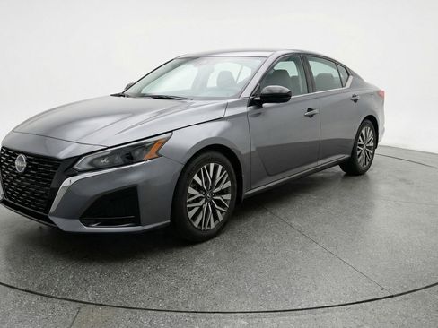 Used 2025 Nissan Altima 2.5 SV image 3