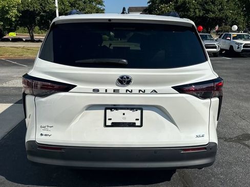 Used 2026 Toyota Sienna XLE FWD image 4