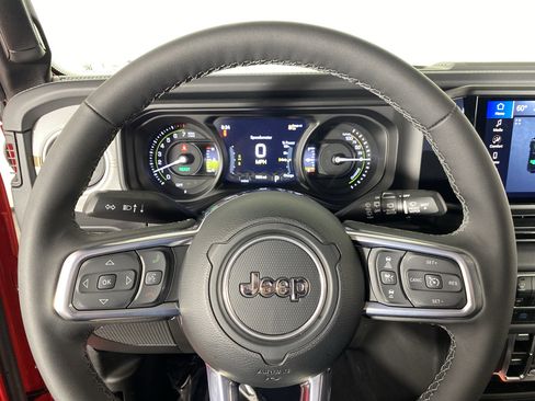 Used 2025 Jeep Wrangler Unlimited Sahara AWD/4WD image 20
