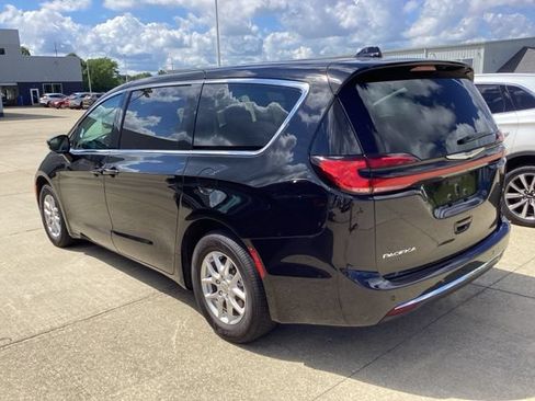 Used 2024 Chrysler Pacifica Touring-L FWD image 11