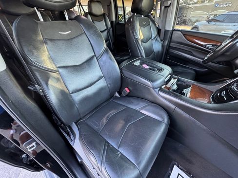 Used 2019 Cadillac Escalade ESV Luxury image 24