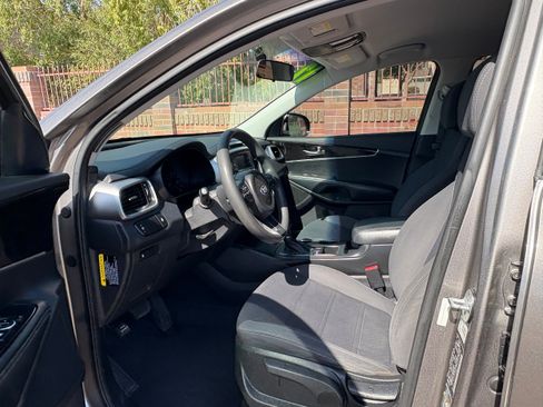 Used 2017 Kia Sorento FWD image 6