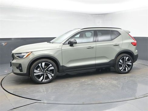 Used 2023 Volvo XC40 B5 Plus w/ Driver Assist Package image 4