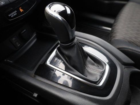 Used 2017 Nissan Rogue SV image 15