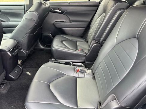 Used 2023 Toyota Highlander XLE image 7