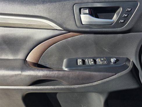 Used 2017 Toyota Highlander Limited Platinum image 17