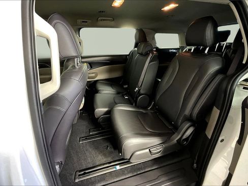 New 2026 Kia Carnival LXS FWD image 17