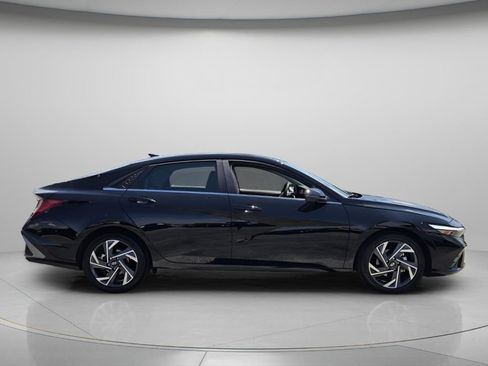 Certified 2024 Hyundai Elantra Limited FWD image 4
