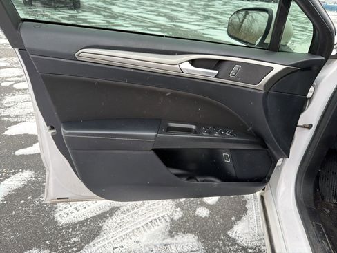 Used 2019 Ford Fusion SE image 11