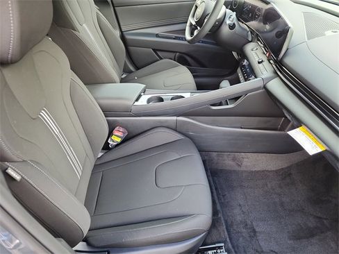 New 2025 Hyundai Elantra SEL image 8