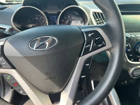 Used 2016 Hyundai Veloster FWD image 9