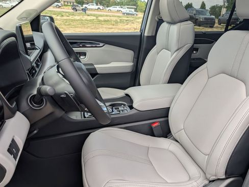 New 2025 Honda Pilot Touring image 6