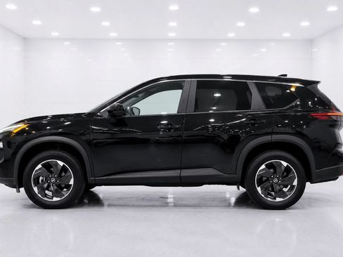 Used 2025 Nissan Rogue SV AWD/4WD image 2